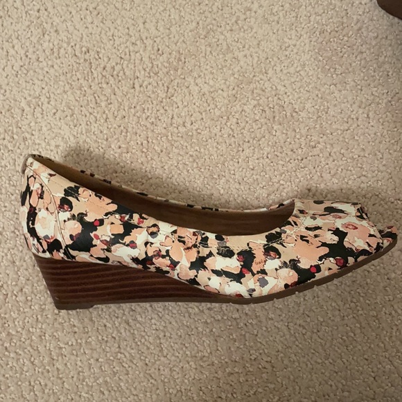 Clarks Artisan Women’s Floral Pumps - Picture 3 of 3
